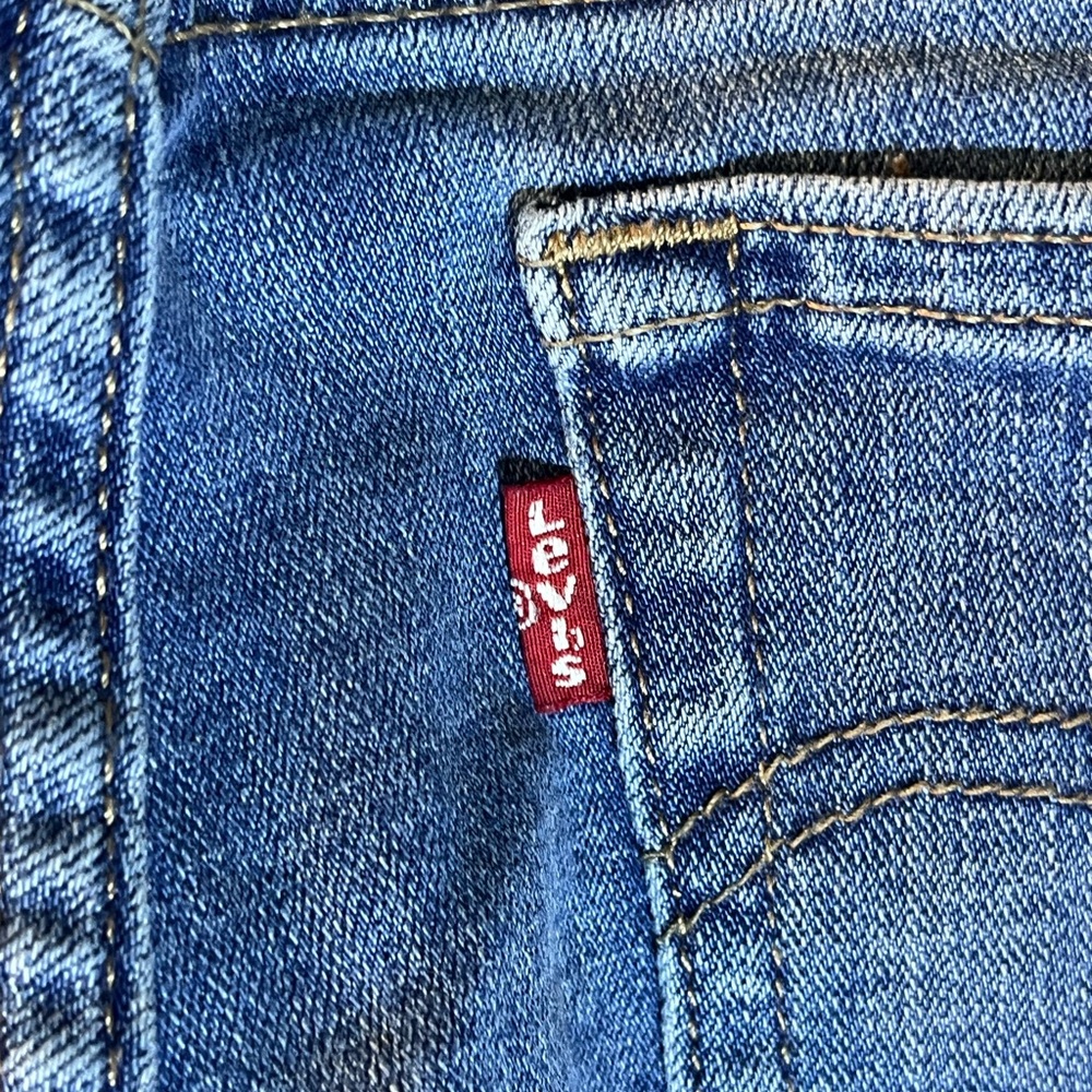 Women's Levi's Mid-Length Denim Shorts - Picture 6 of 7